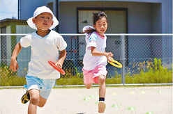 朝の運動で、身体を目覚めさせ１日の活動に入ります